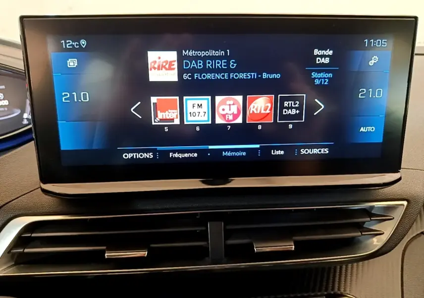 Écran tactile central affichant la radio DAB dans l’habitacle du Peugeot 5008 gris clair, vue rapprochée du tableau de bord.