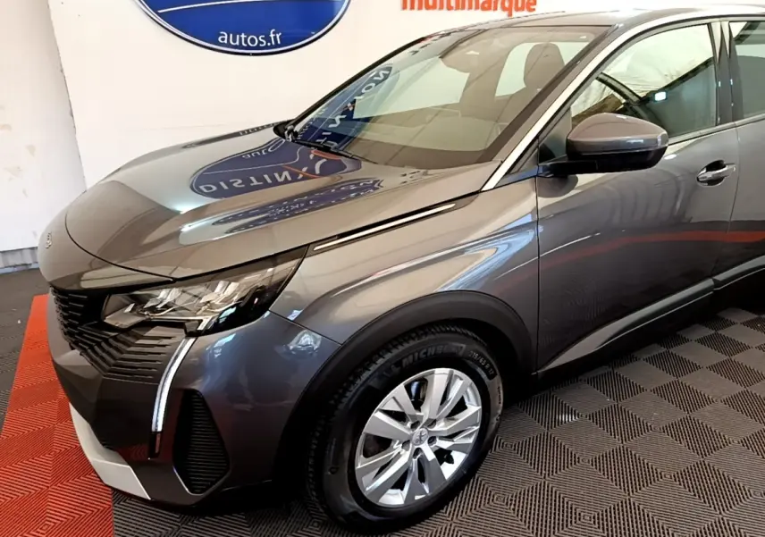 Vue 3/4 avant droit d’un Peugeot 5008 gris clair avec feux LED et rétroviseurs électriques rabattables.