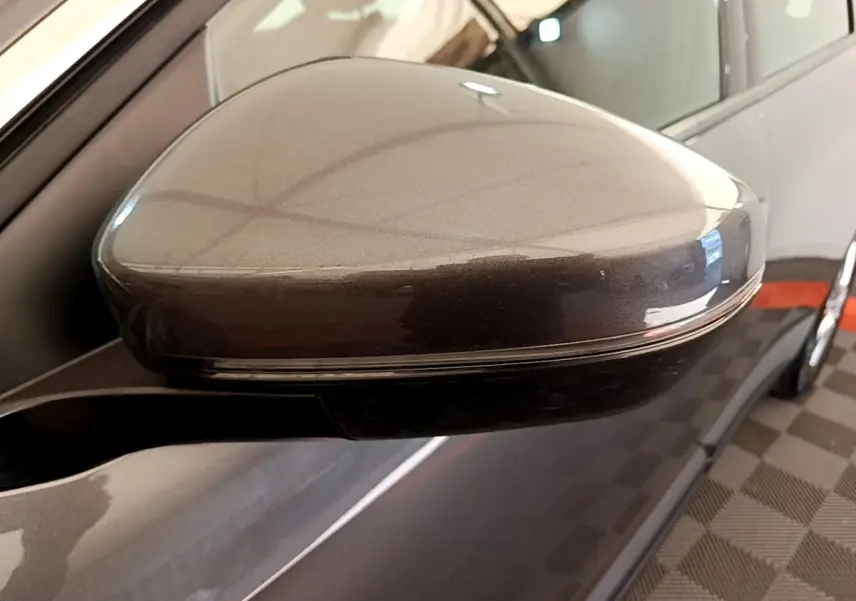Gros plan sur le rétroviseur droit gris clair métallisé du Peugeot 5008, avec clignotant intégré visible.