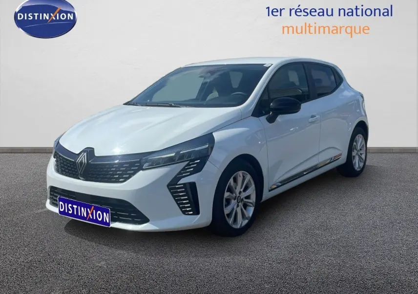 Renault Clio blanche vue en 3/4 avant droit, avec calandre noire et jantes alliage 16 pouces visibles.