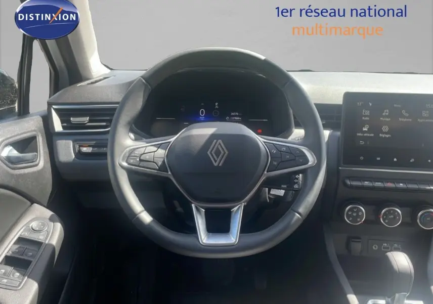 Vue intérieure centrée sur le volant multifonction noir de la Renault Clio 2025 avec tableau de bord digital et écran tactile.
