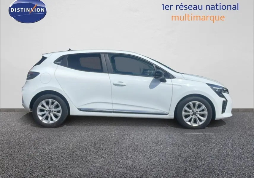 Profil droit d'une Renault Clio blanche 2025 avec jantes alliage et vitres teintées, sur fond neutre extérieur.