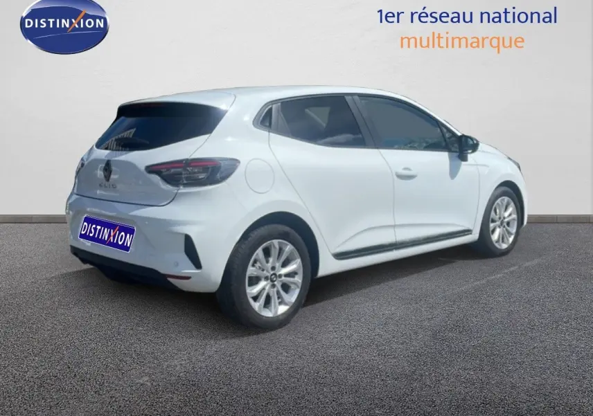 Renault Clio blanche 2025 vue 3/4 arrière côté droit, avec jantes alliage et vitres teintées.