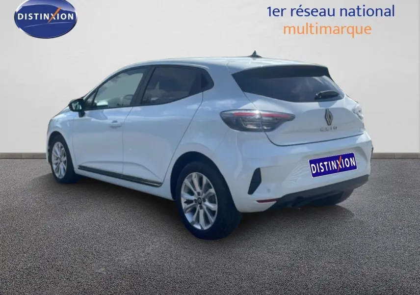 Vue 3/4 arrière droite d'une Renault Clio blanche 2025, avec vitres teintées et jantes alliage 16 pouces.