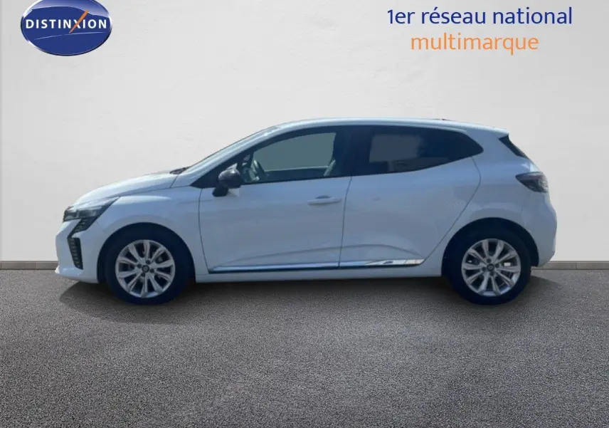Profil droit d'une Renault Clio blanche 2025 avec jantes alliage et poignées de porte couleur carrosserie.