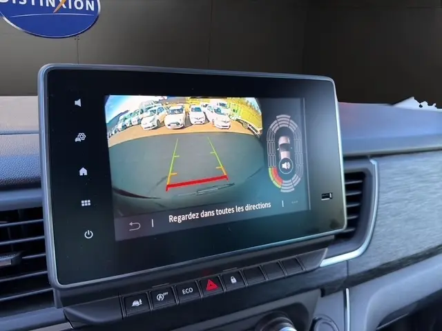 Écran tactile central affichant la caméra de recul du Nissan Primastar gris foncé, vue intérieure du tableau de bord.