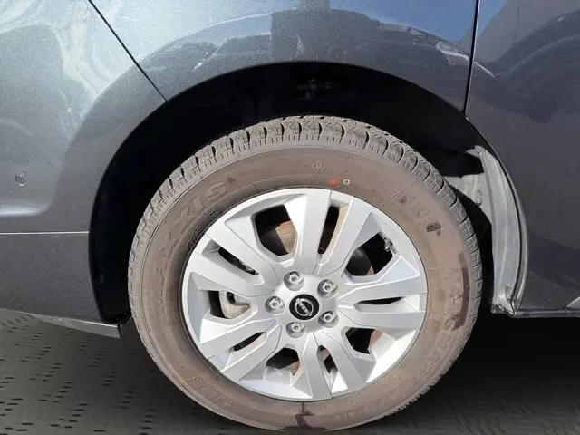 Gros plan sur la roue avant droite gris foncé du Nissan Primastar avec jante alliage et pneu Maxxis visible.