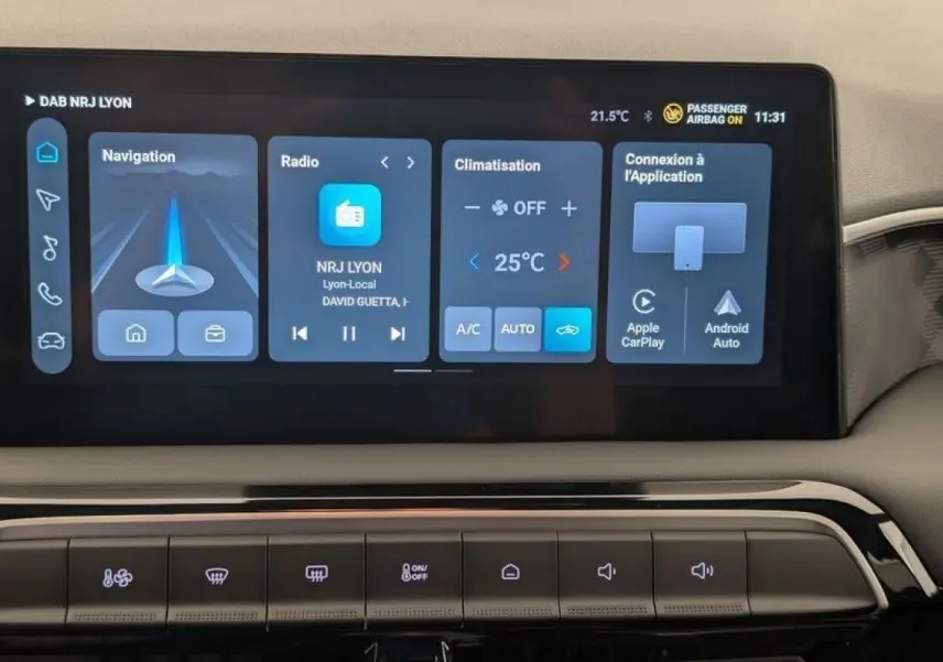 Écran tactile central de la MG3 1.5 HYBRID+ 195 LUXURY 2026 affichant navigation, radio et climatisation.