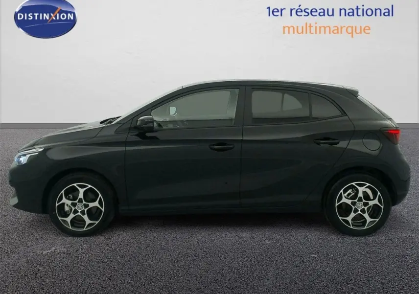 Profil côté gauche de la MG3 1.5 HYBRID+ 195 LUXURY noire Pebble Black avec jantes alliage au design distinctif.