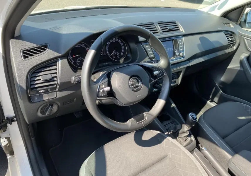 Intérieur noir de la Skoda Fabia 1.0 TSI 2021, vue côté conducteur sur volant multifonctions et levier de vitesse manuel.