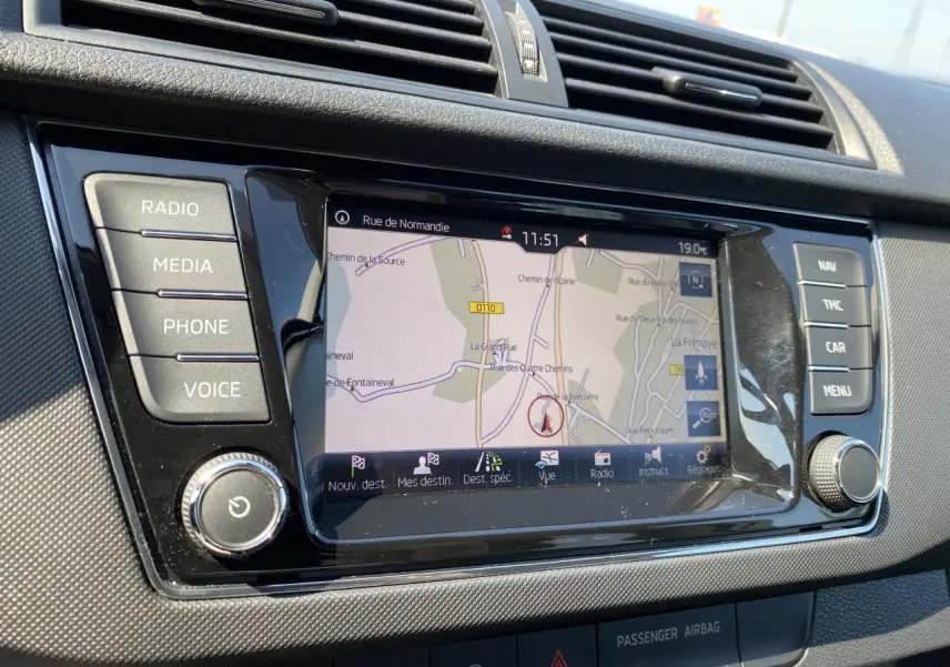 Écran tactile central du système de navigation Amundsen+ de la Skoda Fabia blanche, vue rapprochée du tableau de bord.