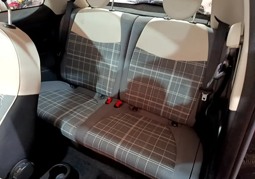 Vue intérieure sur la banquette arrière à motifs carreaux gris et beige de la Fiat 500 Lounge 2019.
