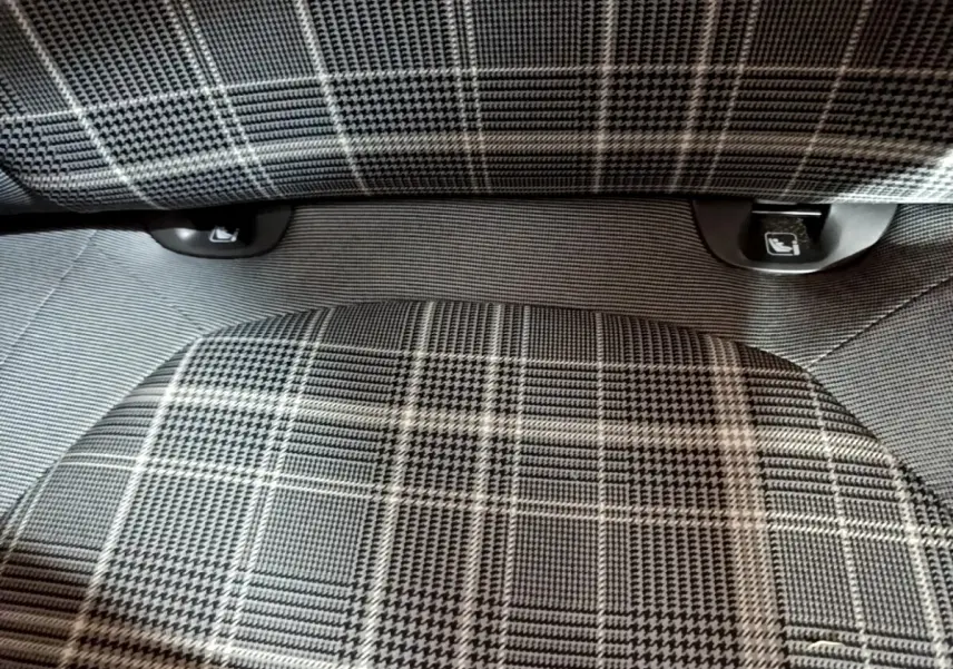 Gros plan sur la banquette arrière à motif pied-de-poule gris et noir de la Fiat 500 Lounge 2019.
