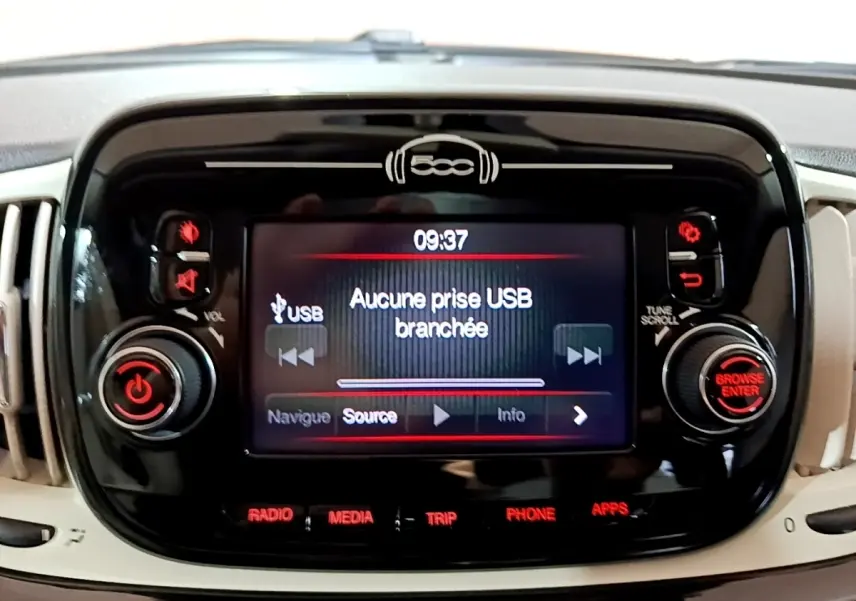 Vue rapprochée du tableau de bord central noir brillant de la Fiat 500 2019 avec écran tactile et commandes rouges.