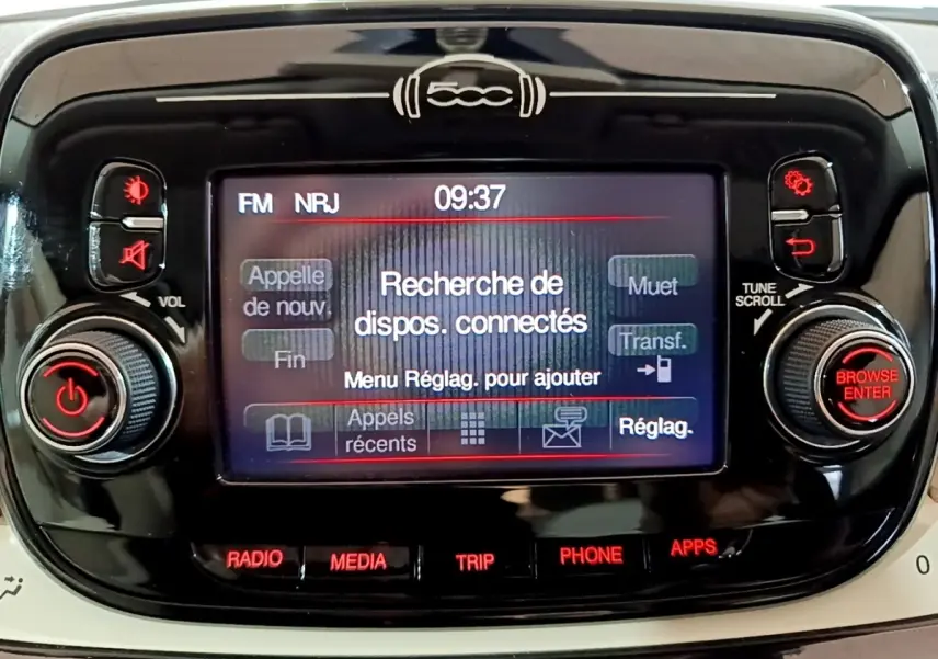 Gros plan sur l'écran tactile central noir de la Fiat 500 Lounge 2019 affichant la recherche de dispositifs connectés.