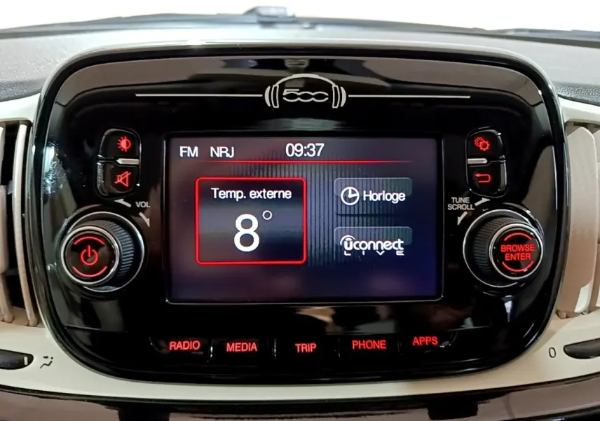 Vue rapprochée de l'écran tactile central noir brillant de la Fiat 500 Lounge 2019 affichant la température externe à 8°C.