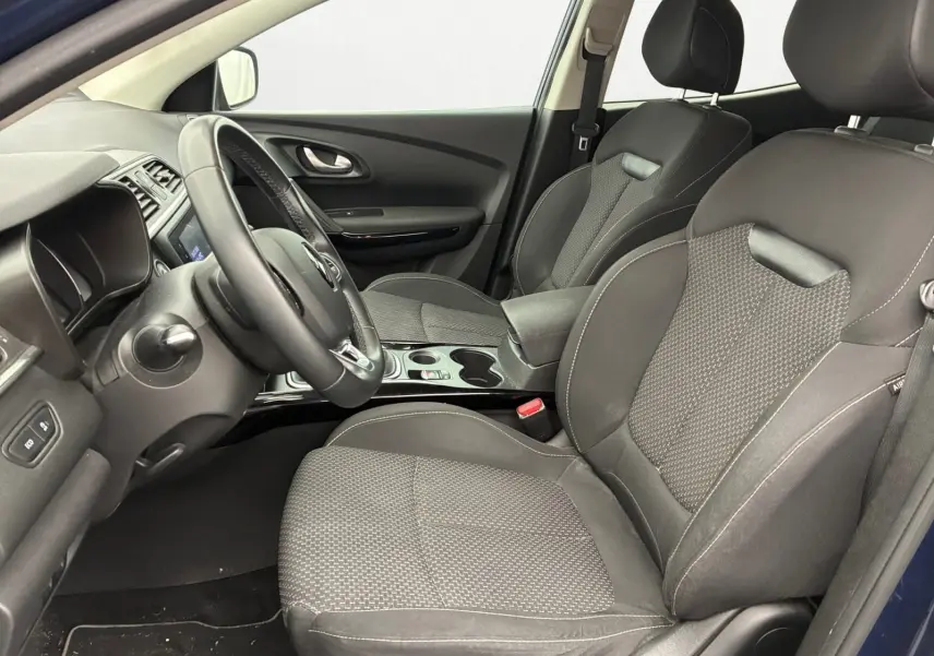 Vue intérieure centrée sur le volant noir du Renault Kadjar bleu cosmos 2020 avec tableau de bord numérique et écran tactile.