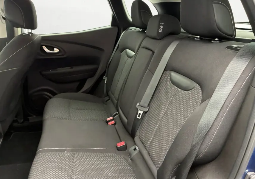 Vue rapprochée de l’écran tactile central et des commandes de climatisation du Renault Kadjar 1.5 Blue dCi 115 Business de 2020.