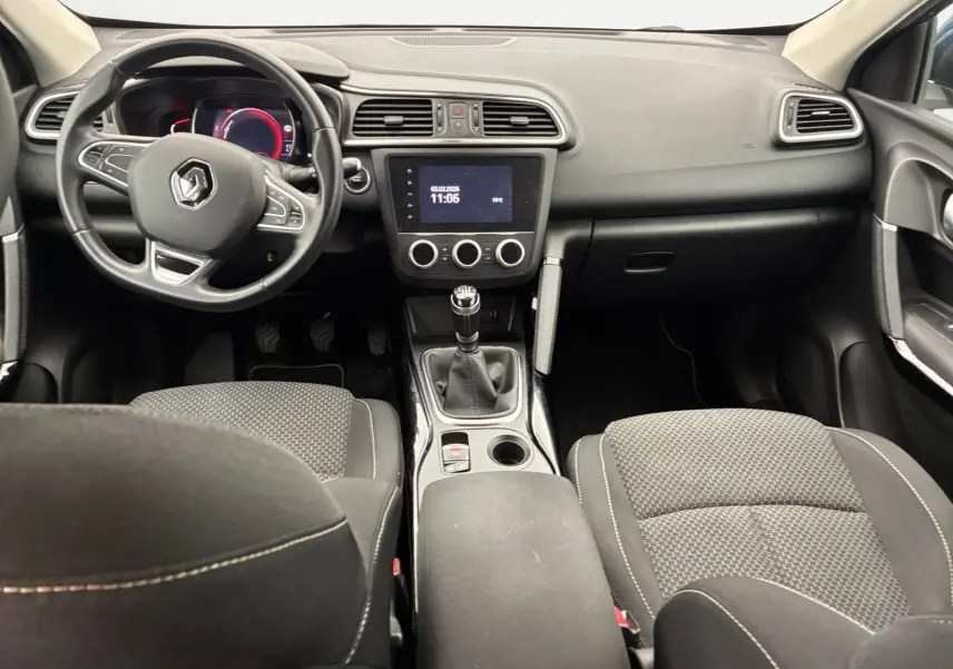 Écran tactile central du Renault Kadjar 1.5 Blue dCi 115 Business 2020 montrant les réglages des aides à la conduite.