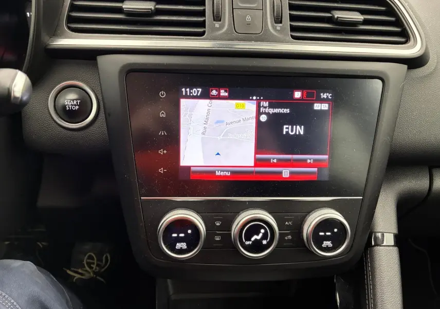 Écran tactile central du Renault Kadjar 2020 affichant le menu principal avec options Navigation, Multimédia et Téléphone.