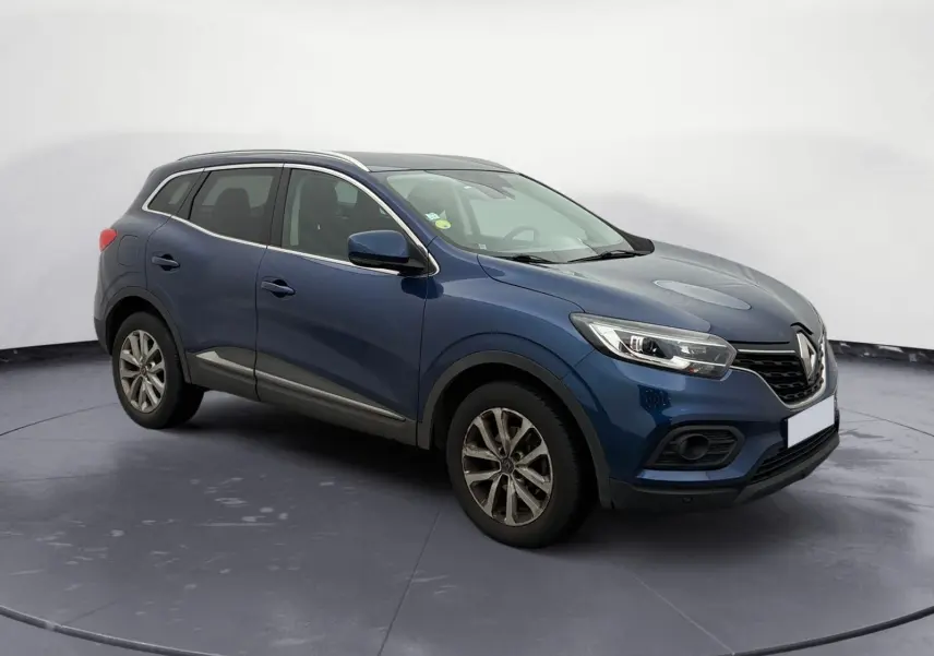 Profil droit d’un Renault Kadjar bleu cosmos 2020, SUV compact avec jantes alliage et détails noirs sur bas de caisse.