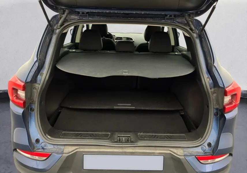 Vue intérieure côté droit des sièges arrière en tissu noir du Renault Kadjar bleu cosmos, porte arrière ouverte.