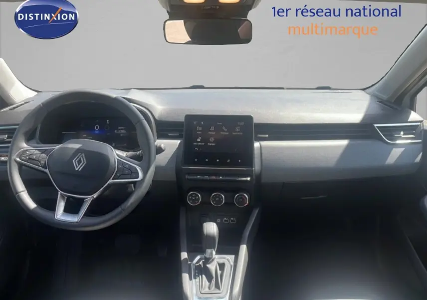Vue intérieure avant de la Renault Clio blanche 2025, tableau de bord moderne avec écran tactile et volant multifonction.