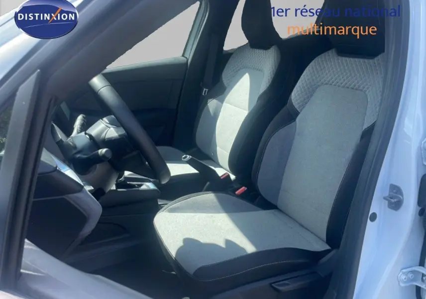 Vue intérieure côté gauche de la Renault Clio blanche 2025, mettant en valeur les sièges tissu gris clair avec contours noirs.