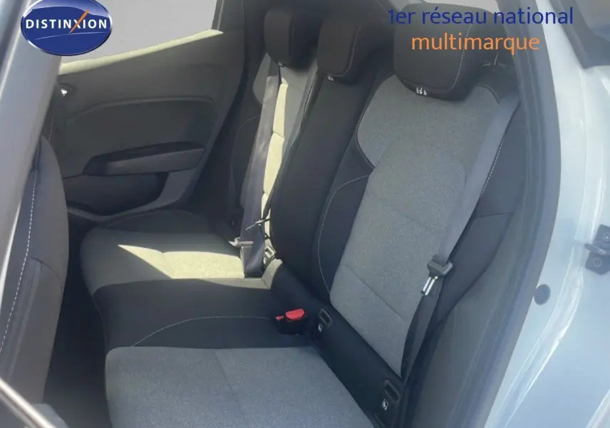 Vue intérieure côté droit des sièges arrière gris et noir d'une Renault Clio blanche 2025 avec habillage tissu.