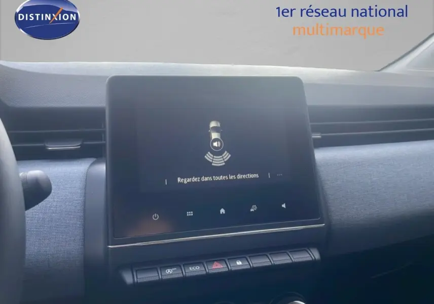 Vue intérieure du tableau de bord de la Renault Clio blanche 2025, avec écran tactile central et commandes en ligne.
