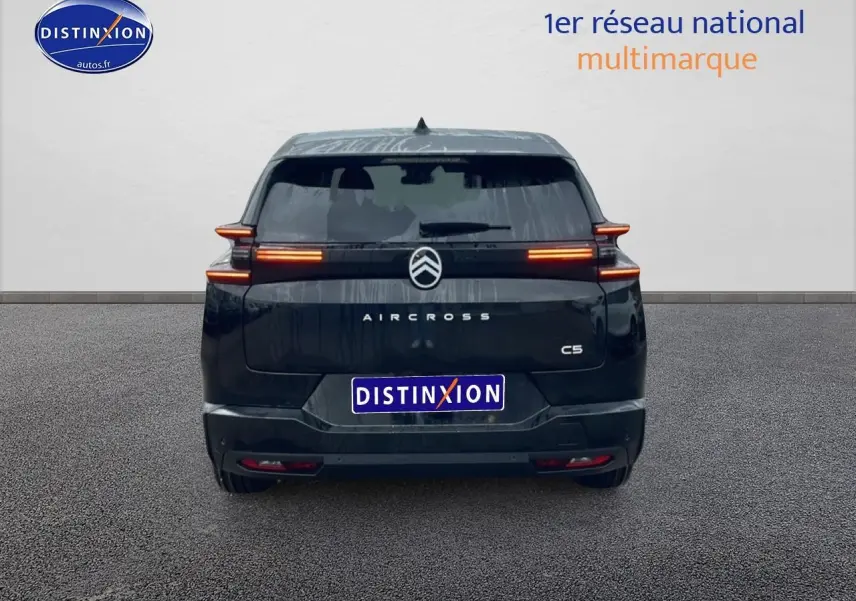 Vue arrière d’un Citroën C5 Aircross noir 2026 avec feux arrière LED allumés sur fond neutre.