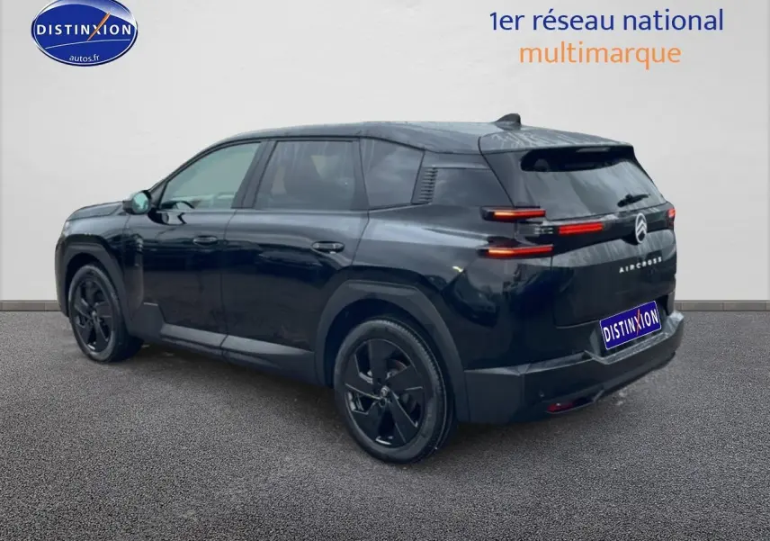 Vue 3/4 arrière gauche d’un Citroën C5 Aircross noir 2026 avec feux arrière LED et jantes alliage noires.
