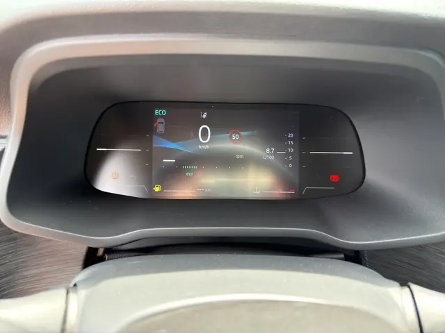 Affichage numérique du combiné d'instruments du Nissan Primastar 2025, avec indicateur de vitesse et alertes visibles.