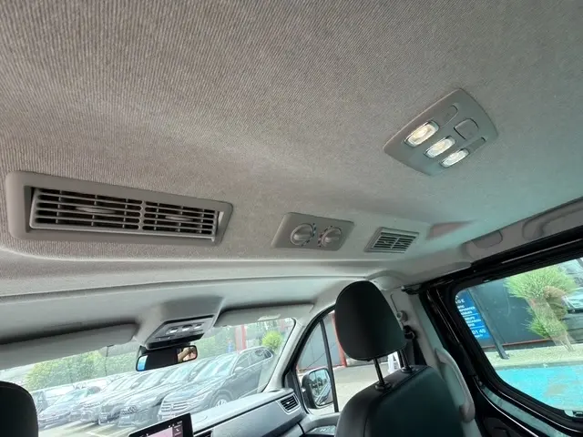 Vue intérieure du plafond arrière du Nissan Primastar noir 2025, montrant les aérateurs et éclairages intégrés.