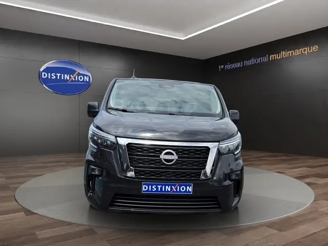 Vue avant d'un Nissan Primastar noir 2025 avec calandre chromée, phares LED et logo Nissan bien visible.