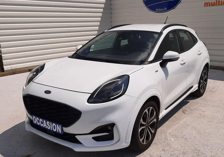 Vue 3/4 avant droite d'une Ford Puma blanche 2022 finition ST-Line avec calandre noire et jantes alliage bicolores.