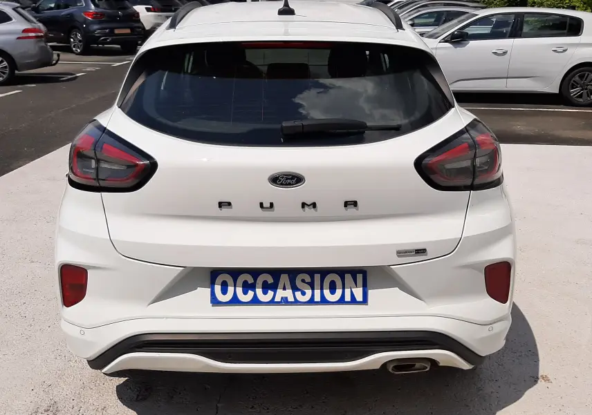 Vue arrière d'une Ford Puma blanche 2022 avec logo et plaque "OCCASION" visible sur un parking extérieur.