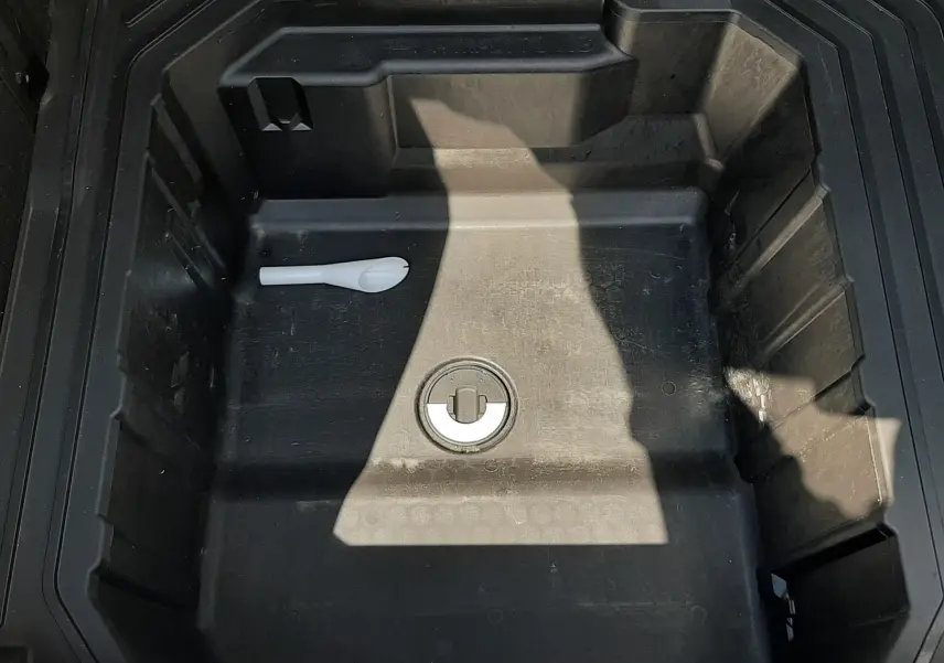 Vue plongeante sur le compartiment de rangement noir sous le coffre du Ford Puma blanc 2022, version ST-Line.