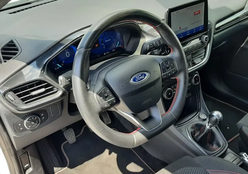Vue intérieure côté conducteur du Ford Puma 1.0 EcoBoost 125ch 2022, volant cuir avec surpiqûres rouges et écran tactile.