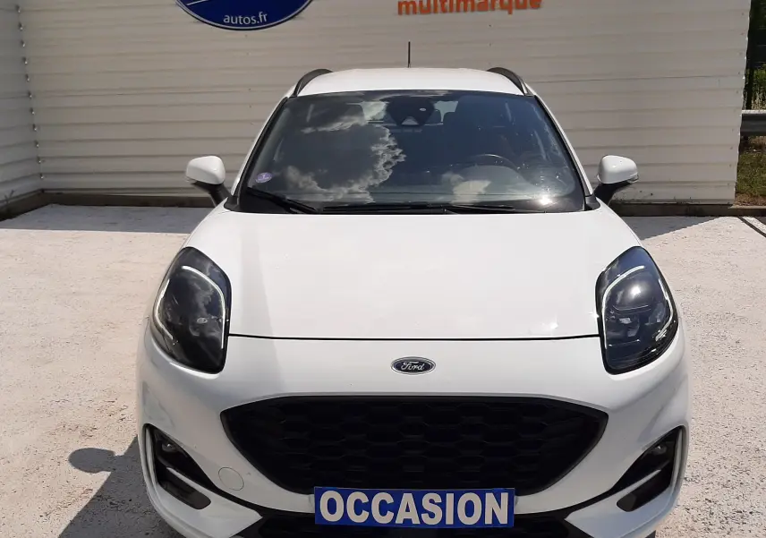 Vue avant d'une Ford Puma blanche 2022 avec calandre noire et plaque "OCCASION" visible en extérieur.