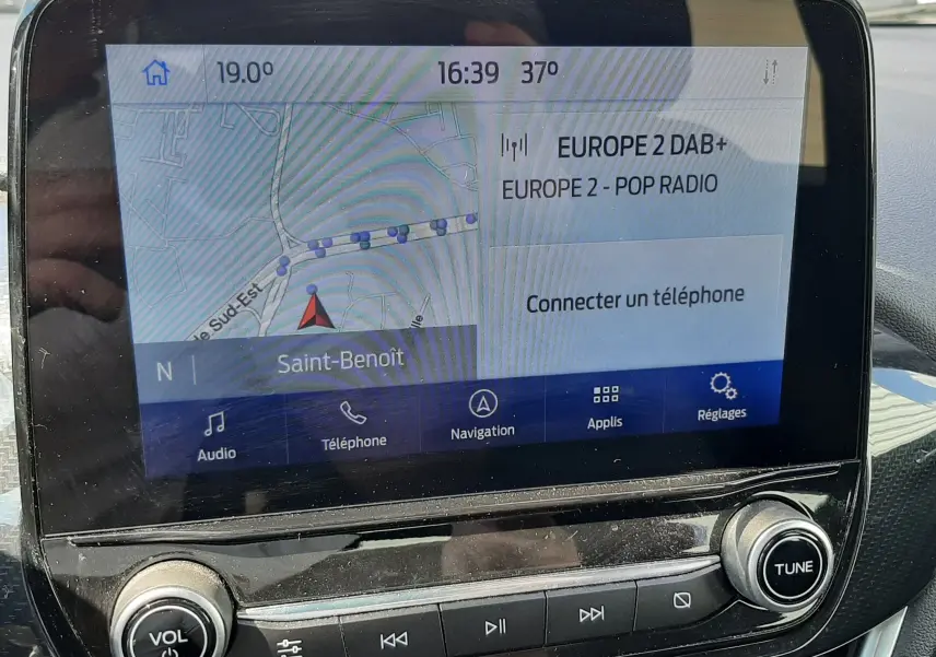 Écran tactile central du Ford Puma 2022 montrant la navigation et les options multimédias, avec commandes physiques en dessous.
