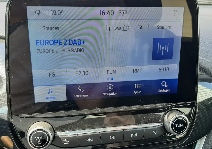 Écran tactile central du Ford Puma 2022 montrant la radio DAB+ Europe 2 avec commandes audio en dessous.