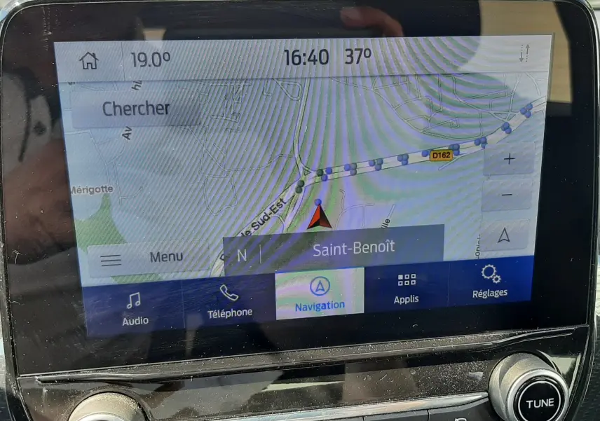 Écran tactile du système de navigation du Ford Puma blanc 2022, affichant une carte avec la localisation Saint-Benoît.