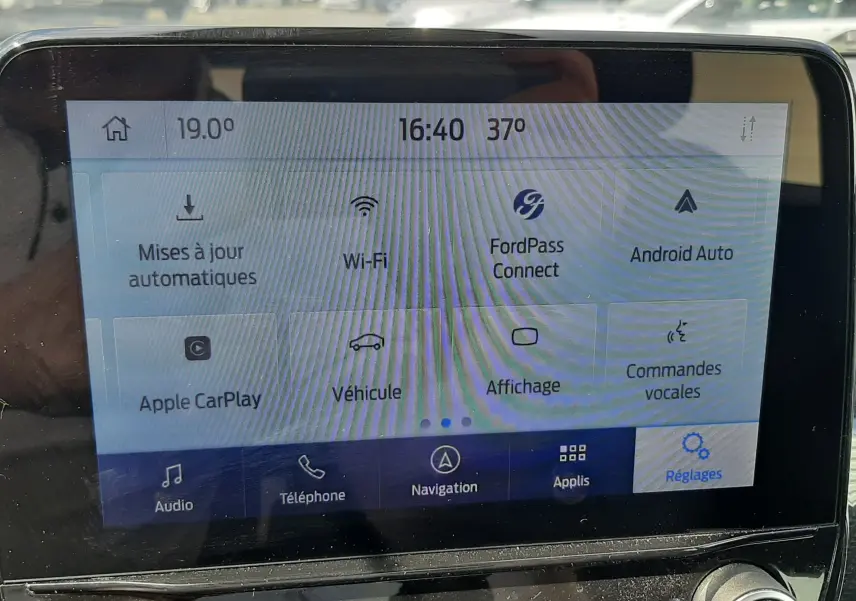 Écran tactile central du Ford Puma 2022 affichant les options connectées et de réglages, avec commandes physiques en dessous.