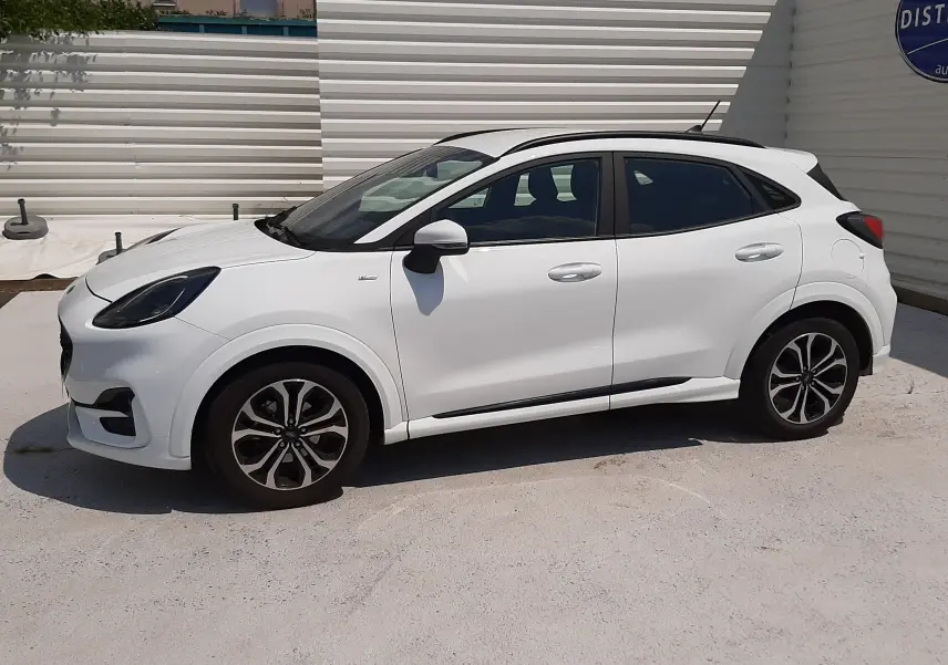 Ford Puma blanc vue de profil côté gauche, avec jantes alliage et toit noir contrastant.