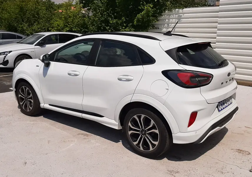 Vue 3/4 arrière droite d'un Ford Puma blanc 2022 avec jantes alliage et toit ouvrant panoramique.