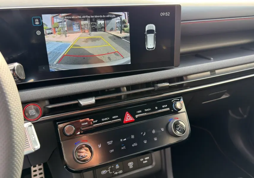 Intérieur du Hyundai Tucson 2026 montrant l'écran tactile central avec caméra de recul et commandes de climatisation.