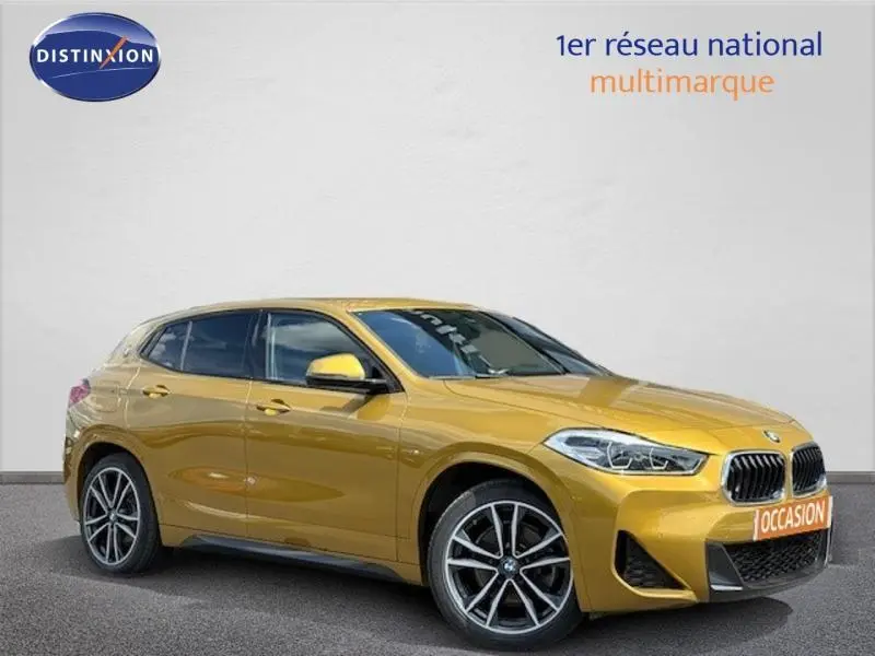BMW X2 xDrive25e hybride en Galvanic Gold métallisé vue 3/4 avant droit avec jantes sport et calandre distinctive