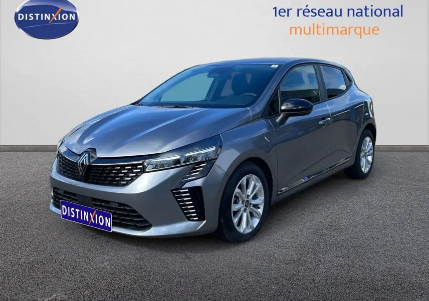 Renault Clio 2025 gris schiste métal vue 3/4 avant droit, avec calandre moderne et feux LED distinctifs.