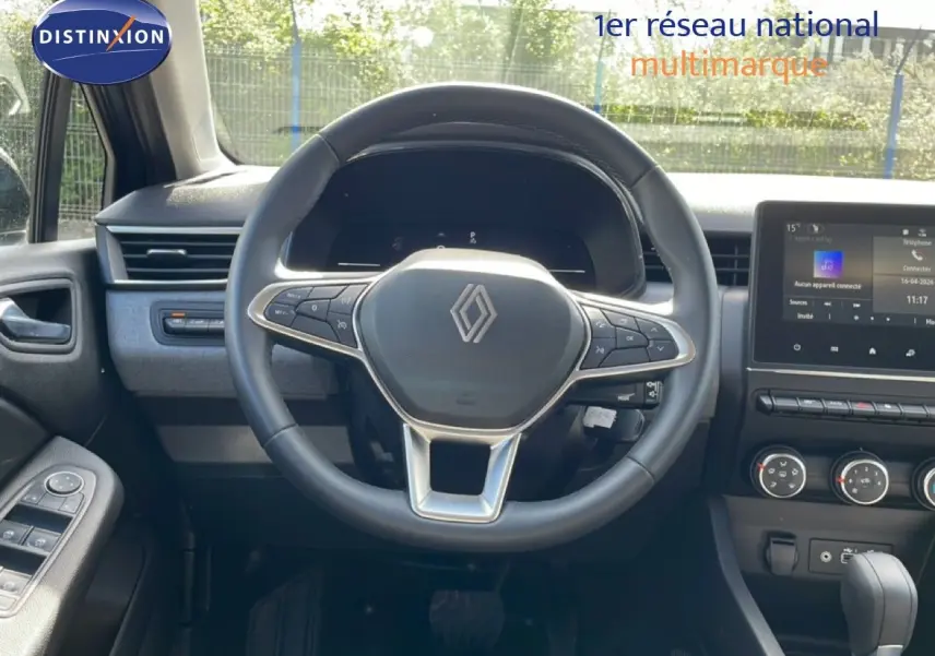 Vue intérieure centrée sur le volant noir de la Renault Clio 2025, avec tableau de bord et écran tactile visibles.